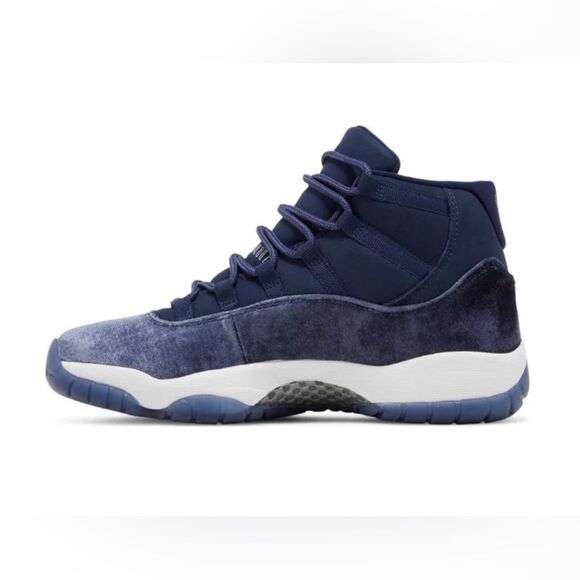 2022 women’s Air Jordan 11 Retro 'Midnight Navy Velvet' - Picture 4 of 9